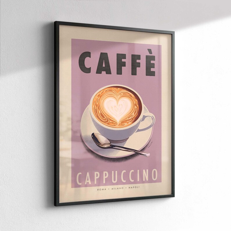 Op de afbeelding: Ingelijste kunstprint met een cappuccino met hartvormige latte art. Het woord "CAFF&Egrave;" staat bovenaan, met "CAPPUCCINO" eronder. De print heeft een paarse achtergrond en bevat de steden Rome, Milaan en Napels.