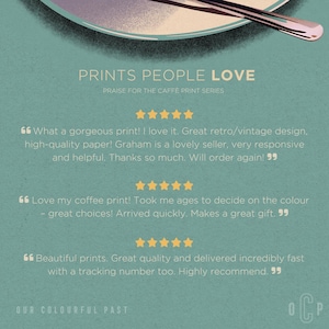 Op de afbeelding: Een turquoisekleurige advertentie voor prints met klantbeoordelingen en de tekst 'PRINTS PEOPLE LOVE'. Het ontwerp bevat sterrenbeoordelingen en de zin 'OUR COLOURFUL PAST'. Een lepel is zichtbaar in de rechterbovenhoek.