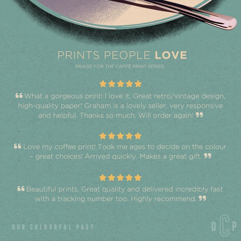 Op de afbeelding: Een turquoisekleurige advertentie voor prints met klantbeoordelingen en de tekst 'PRINTS PEOPLE LOVE'. Het ontwerp bevat sterrenbeoordelingen en de zin 'OUR COLOURFUL PAST'. Een lepel is zichtbaar in de rechterbovenhoek.