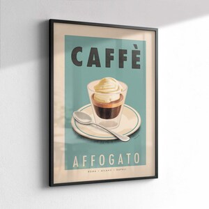 Puede incluir: L&aacute;mina enmarcada que presenta un affogato, un postre de caf&eacute;. La imagen muestra un vaso de espresso cubierto con helado, una cuchara y la palabra "CAFF&Egrave;" encima de "AFFOGATO". La parte inferior de la l&aacute;mina dice "ROMA &bull; MILANO &bull; NAPOLI".