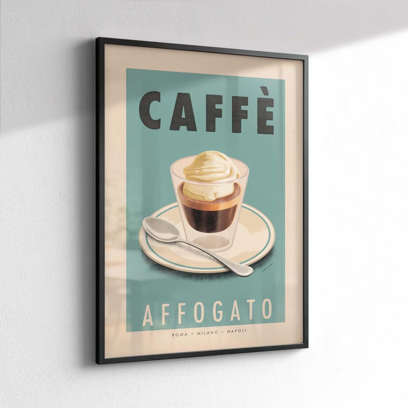 Puede incluir: L&aacute;mina enmarcada que presenta un affogato, un postre de caf&eacute;. La imagen muestra un vaso de espresso cubierto con helado, una cuchara y la palabra "CAFF&Egrave;" encima de "AFFOGATO". La parte inferior de la l&aacute;mina dice "ROMA &bull; MILANO &bull; NAPOLI".