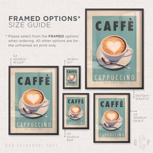Op de afbeelding: Ingelijste kunstafdrukken met een vintage cappuccino-ontwerp. De prints tonen een koffiekopje met hartvormige latte art, het woord "CAFF&Egrave;" en het woord "CAPPUCCINO". Verkrijgbaar in verschillende formaten, waaronder 42x59cm en 50x70cm.