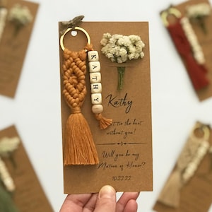 Porte-clé prénom en macramé pour demoiselle d'honneur avec carte et fleur, porte-clé personnalisé, cadeau de douche nuptiale, cadeau de dame d'honneur, proposition de demoiselle d'honneur