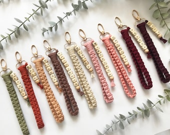 Makramee Armband Name Schlüsselanhänger, Boho Armband Name Schlüsselanhänger, Willst du mein Brautjungfer Geschenk sein, Brautjungfer Box Geschenke, Brautjungfer Vorschlag Artikel