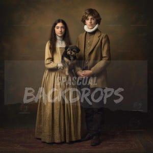 Puede incluir: Un retrato de dos personas con vestimenta histórica, sosteniendo un perro pequeño. La mujer lleva un vestido largo a rayas, y el hombre una chaqueta marrón con cuello con volantes. El fondo es marrón oscuro con el texto "PASCUAL BACKDROPS".