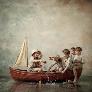 Puede incluir: Un grupo de cinco niños con ropa de tonos neutros juega con agua dentro de un bote de remos de madera roja con una vela beige. Los niños sostienen pequeños cuencos de madera y salpican agua mientras están sentados en el bote, frente a un fondo texturizado.