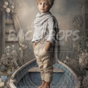 Puede incluir: Un niño de pie descalzo en un pequeño bote azul claro, con un suéter gris claro, bufanda y pantalones color beige. El fondo presenta una pared texturizada, una escalera y arreglos florales, creando un retrato artístico.