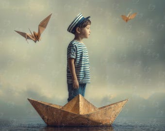 Könnte beinhalten: Ein Kind mit Matrosenmütze und gestreiftem Oberteil steht in einem Papierboot auf dem Wasser. Zwei Origami-Vögel fliegen in der Nähe. Das Boot und die Vögel sind goldbraun, vor einem bewölkten Himmel.