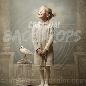 Könnte beinhalten: Eine junge Person in einem beigefarbenen Strickkleid und weißen Strumpfhosen steht auf einem Vintage-Koffer und blickt lächelnd nach oben. Ein weißer Vogel sitzt auf einem dekorativen Käfig. Der Hintergrund zeigt einen bewölkten Himmel und architektonische Elemente.