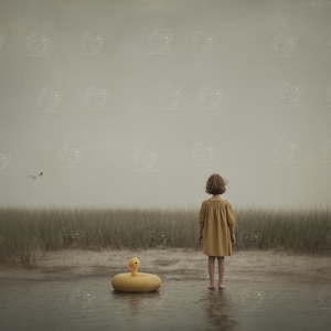 Puede incluir: Una persona joven con un vestido color mostaza está de pie en aguas poco profundas, de espaldas a la cámara. Un pato inflable amarillo flota cerca. Un pájaro vuela en el cielo nublado sobre una marisma herbosa.