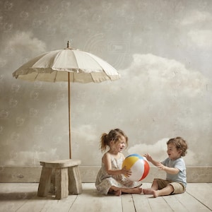 Puede incluir: Dos niños pequeños jugando con una pelota de playa colorida en un suelo de madera. Una sombrilla beige y un pequeño taburete de madera están cerca. El fondo presenta un diseño de cielo nublado.