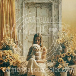 Puede incluir: Una mujer con un vestido color crema sostiene un perro blanco y esponjoso frente a una puerta desgastada. La escena está bañada en una cálida luz amarilla, con girasoles y otras flores amarillas en cubos de metal rústicos. El texto "carmenpascualsoler.com" es visible.