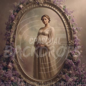 Può includere: Una persona incinta è in piedi all'interno di uno specchio ovale con una cornice dorata, circondata da fiori viola. La persona indossa un lungo abito chiaro e fluente. Lo sfondo è di un colore tenue e smorzato.