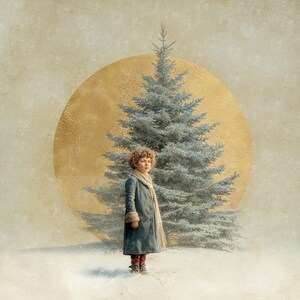 Puede incluir: Una persona joven con un abrigo largo y oscuro y una bufanda se encuentra en un paisaje nevado, con un árbol de Navidad y un círculo dorado en el fondo. La obra de arte tiene un estilo vintage y pictórico.