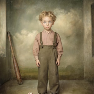Puede incluir: Un niño en un entorno vintage, con una camisa a rayas, tirantes y pantalones. Un béisbol y un bate de madera están cerca. La escena tiene una calidad suave y pictórica, con una paleta de colores apagados.