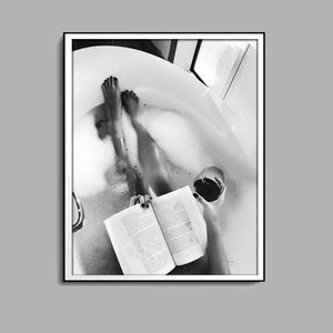 ワインを飲みながらバスタブで読書をする女性のプリント、フェミニストのポスター、白黒、カクテル ウォール アート、女の子のバスルームの装飾、デジタル ダウンロード