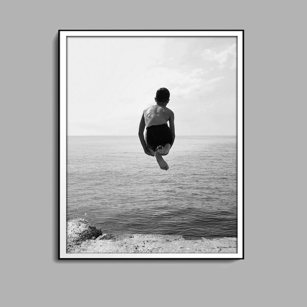 Junge springt ins Wasser, Druck, Strandschwimmen, Schwarz-Weiß, Strand-Wandkunst, Vintage-Druck, digitaler Download, Badezimmer-Wanddekoration