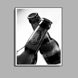 Plakat z piwem, wydruk Cheers, czarno-biały, sztuka ścienna z alkoholem, wydruk na wózku barowym, plakat kuchenny, wystrój baru w stylu vintage, do druku, pobieranie cyfrowe