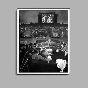 Impresión de pareja joven viendo una película en un autocine, blanco y negro, arte de pared, impresión vintage, impresiones fotográficas, impresión con calidad de museo