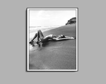 Impressão de mulher na praia, preto e branco, arte de parede costeira, fotografia de praia, arte de parede de moda, download digital, decoração para quarto de adolescente
