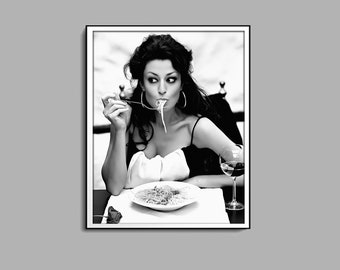 Italienerin Pasta Essen Poster, Schwarz und Weiß, Vintage Foto, Spaghetti Poster, Frau Trinkt Wein, Küche Wand Kunst, Esszimmer Dekor
