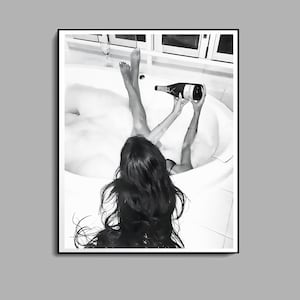Poster femminista, stampa di donna che beve vino nella vasca da bagno, in bianco e nero, decorazione da parete per il bagno, arredamento per il bagno delle ragazze, poster con vino, poster per la vasca da bagno