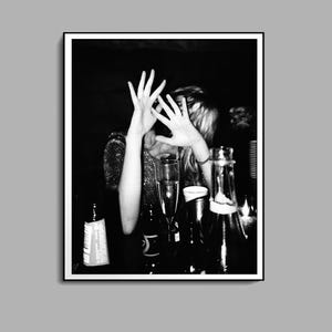 Czarno-biały nadruk w stylu vintage bar, plakat z szampanem, sztuka ścienna na wózek barowy, wystrój baru w stylu vintage, wydruk kobiety pijącej wino, pobieranie cyfrowe