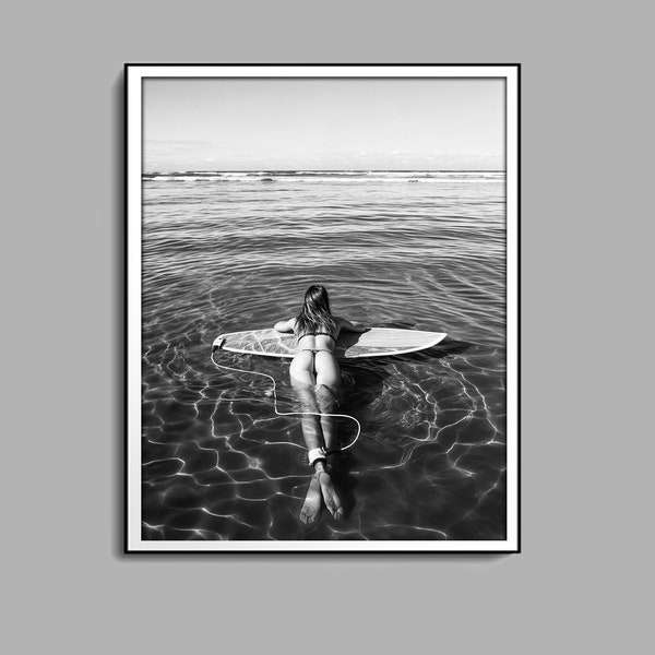 Surfer Girl print, zwart-wit, vrouw surfen poster, strandhuis decor, mode kunst aan de muur, zomer poster, trendy print, digitale download