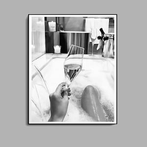 Stampa di donna che beve vino nella vasca da bagno, bianco e nero, arredo bagno, poster femminista, arte murale femminile, download digitale, poster per il bagno