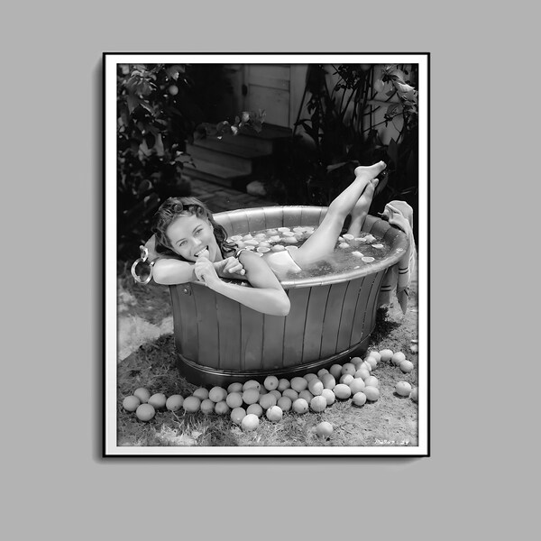Frau im Vintage Badewanne Druck, schwarz und weiß, Badezimmer Dekor, feministisches Poster, Vintage Fotografie, Badewanne Wandkunst, digitaler Download