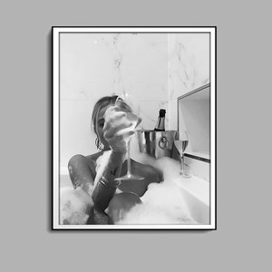 Stampa donna che beve vino nella vasca da bagno, poster femminista, bianco e nero, arte da parete con alcol, arredo bagno per ragazze, poster bar, download digitale