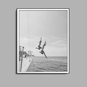 Barco de vela saltando al mar en blanco y negro, arte mural de yate, mujeres saltando al agua, arte mural, impresión de playa, arte de verano, arte mural de barco, imprimible