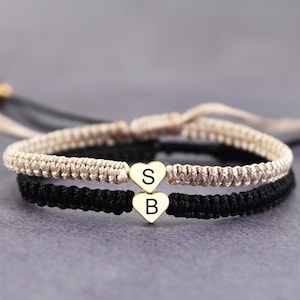 Aangepaste bijpassende armbanden voor koppels en vriendschappen, set van 2 gegraveerde eerste armbanden voor koppels, jubileum vriendschapscadeau, koppelcadeau