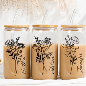 Taza de café de flor de nacimiento personalizada con nombre, vaso de flor de nacimiento personalizado, taza de vidrio de 16 oz, regalo de propuesta de dama de honor para ella, favor de fiesta