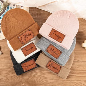 Gepersonaliseerde babymuts, gepersonaliseerd cadeau voor een pasgeboren baby, gebreide wintermuts met gegraveerde leren naampatch, babyshowercadeau