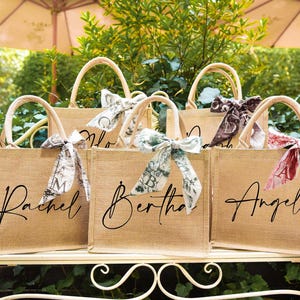 Personalized Bridesmaid Bags, Bridesmaid Burlap Tote Bag, Bridal shower bag, Beach Tote Bag, Bachelorette Party Gifts, Bridesmaid Gifts