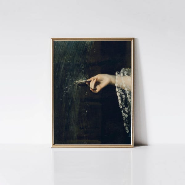 Mano de mujer sosteniendo una concha de vieira contra una cascada, impresión de moda femenina vintage, arte mural victoriano, academia oscura, antigüedad oscura y de mal humor.