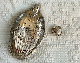 Vintage verzilverde visfles met monogram, ca 1950