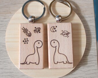 Juego de llaveros de dinosaurio espacial: regalo de dinosaurio de madera grabado con láser