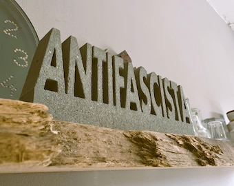ANTIFASCISTA Betonschriftzug – Handgemachte Antifa Deko, politisches Statement, Geschenk für Linke, Betonbuchstaben