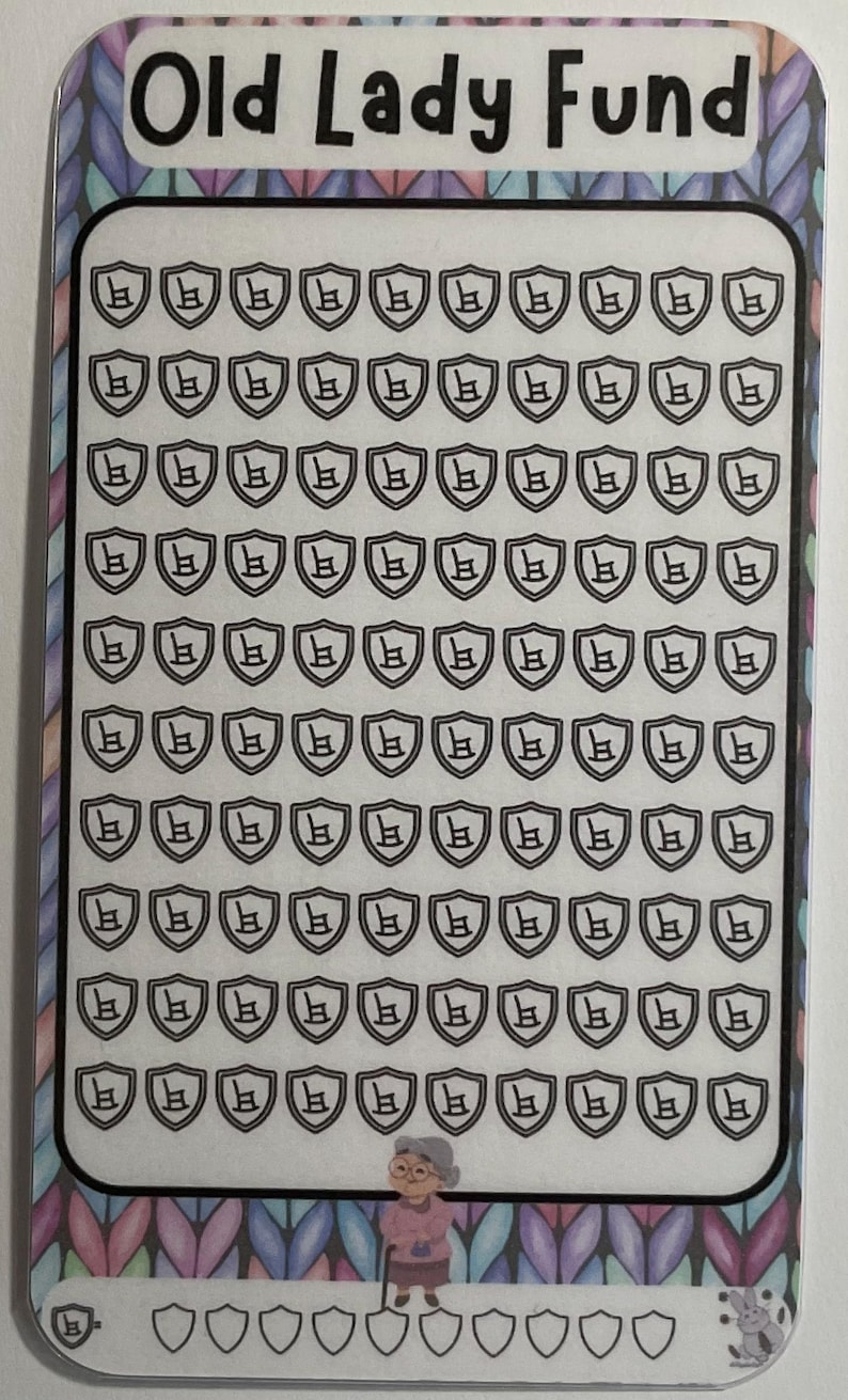 K&ouml;nnte beinhalten: Eine Spar-Tracker-Karte mit dem Text "Old Lady Fund" oben. Die Karte zeigt ein Raster von Schildsymbolen, eine Karikatur einer alten Dame mit einem Stock und eine Reihe von Kreisen unten.