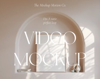 Puede incluir: Una maqueta de marco blanco con el texto "VIDEO MOCKUP" en una fuente blanca sans-serif. El marco está en un nicho con un arco redondeado. El fondo es una pared beige claro con sombras de una ventana.