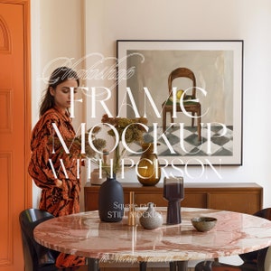 Mockup di cornice con soggiorno di persona, Mockup PSD di cornice a rapporto quadrato, Cornice in legno sottile, PSD Photoshop Photopea Mockup, Mockup di stile editoriale