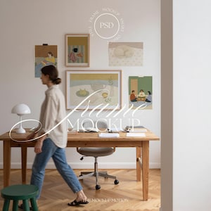 Pode incluir: Uma cena de escritório em casa com arte emoldurada, uma mesa de madeira e uma lâmpada branca. A parede exibe várias obras de arte emolduradas. Uma pessoa passa pela mesa, que tem livros e um computador. O texto "FRAME MOCKUP" é sobreposto na imagem.