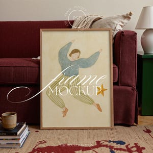 以下が含まれることがあります： 青いトップスとストライプのパンツを着た人物と黄色の星の水彩イラストが特徴の額入りアートプリント。 フレームはライトブラウンです。 テキスト「frame mockup」が重ねられています。 プリントは模様入りのラグの上にあります。