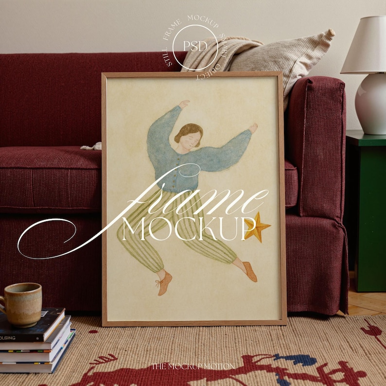 K&ouml;nnte beinhalten: Ein gerahmter Kunstdruck mit einer Aquarellillustration einer Person in einem blauen Oberteil und gestreiften Hosen, mit einem gelben Stern. Der Rahmen ist hellbraun. Der Text "frame mockup" ist &uuml;berlagert. Der Druck liegt auf einem gemusterten Teppich.