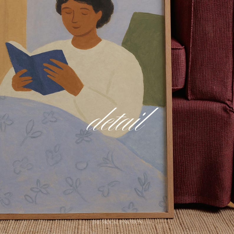K&ouml;nnte beinhalten: Ein gerahmter Kunstdruck zeigt eine Person, die im Bett ein Buch liest. Die Person tr&auml;gt ein wei&szlig;es Hemd und liegt unter einer blauen Decke mit Blumenmuster. Das Wort "detail" ist in wei&szlig;er Schrift &uuml;ber dem Bild geschrieben.