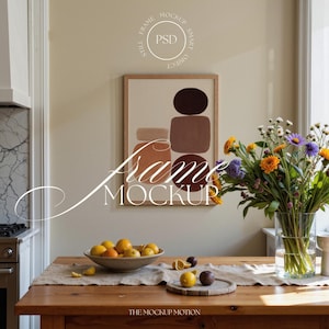 Könnte beinhalten: Ein gerahmtes Kunstwerk mit abstrakten Formen in Braun- und Beigetönen hängt über einem Holztisch. Eine Schüssel mit Obst und eine Vase mit bunten Blumen stehen auf dem Tisch. Der Text "Frame Mockup" wird angezeigt.