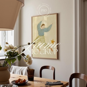 Puede incluir: Una obra de arte enmarcada con una ilustración caprichosa de una figura con una parte superior azul y pantalones a rayas, con una estrella. La obra de arte se muestra en un marco de madera clara. El texto "Frame Mockup" está superpuesto en la imagen.