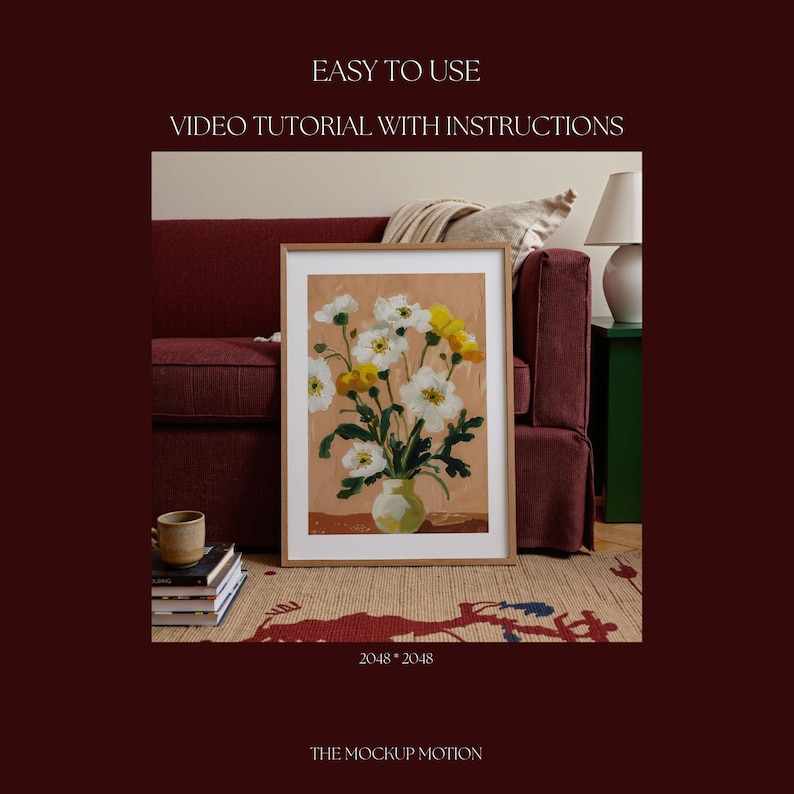 K&ouml;nnte beinhalten: Ein gerahmter Kunstdruck mit wei&szlig;en und gelben Blumen in einer gr&uuml;nen Vase. Das Kunstwerk wird auf einem Teppich vor einem weinroten Sofa ausgestellt. Der Text auf dem Bild lautet: "EASY TO USE VIDEO TUTORIAL WITH INSTRUCTIONS".